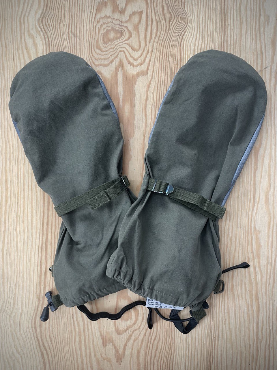 Itävallan armeijan Gore-Tex rukkaset, ylijäämä