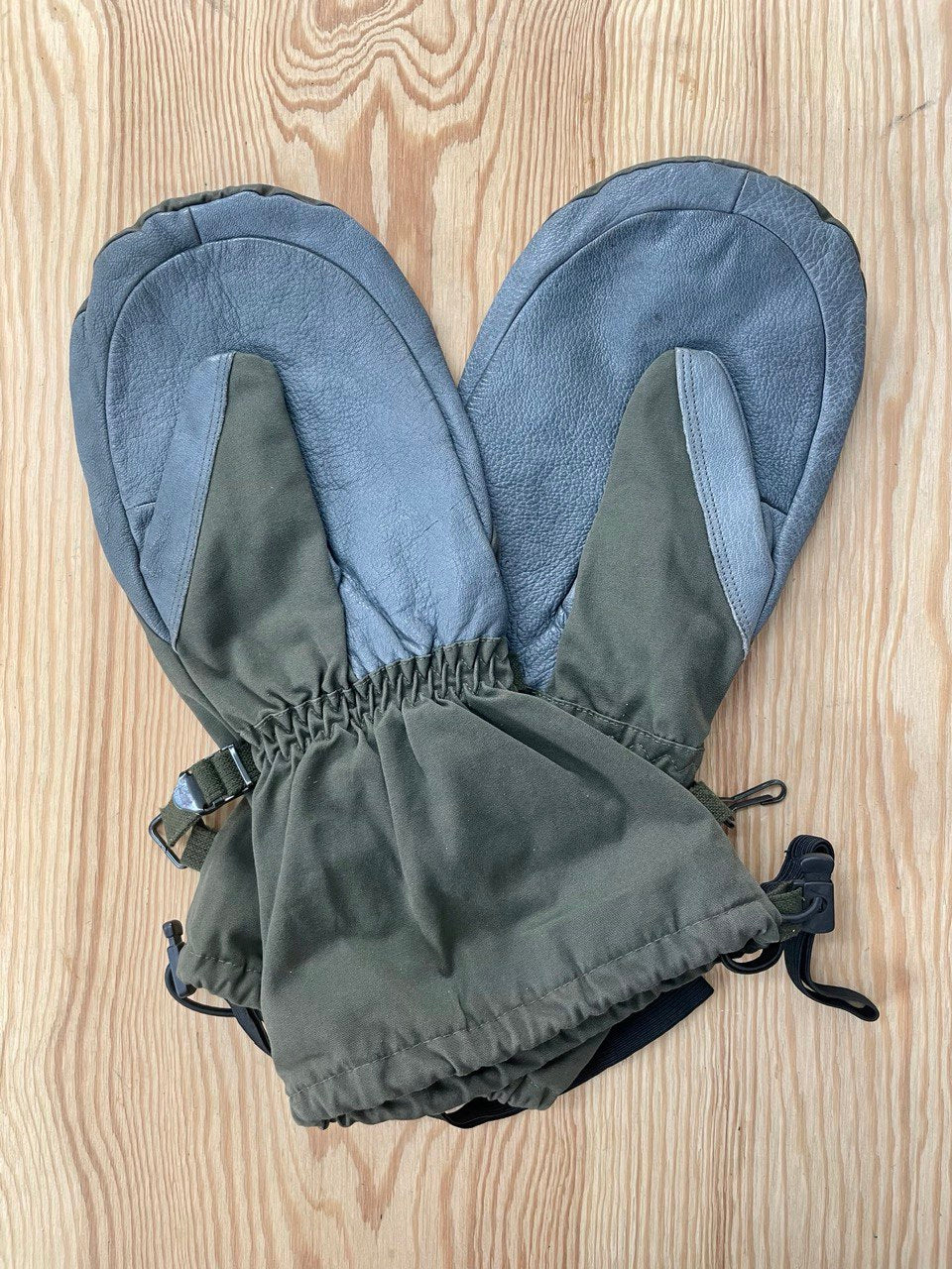 Itävallan armeijan Gore-Tex rukkaset, ylijäämä