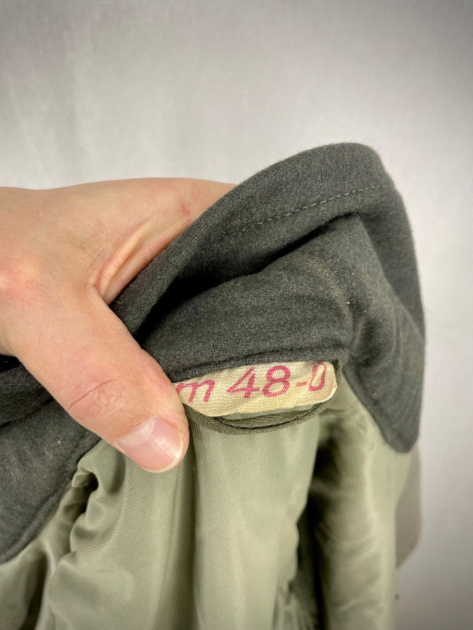 Itä-Saksan armeijan sarkamantteli, ylijäämä, koko M48-0 (hoikka Medium)