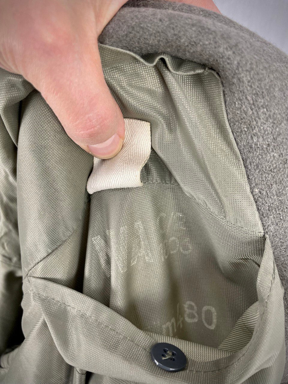 Itä-Saksan armeijan sarkamantteli, ylijäämä, koko M48-0 (hoikka Medium)