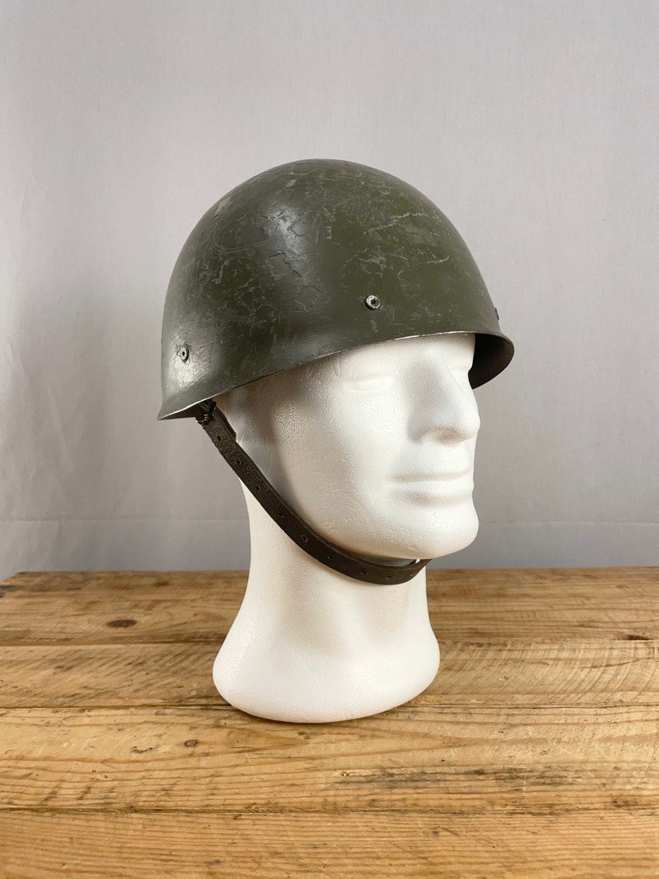 Ruotsin armeijan M37/65 teräskypärä, SA-leukahihnalla, ylijäämä