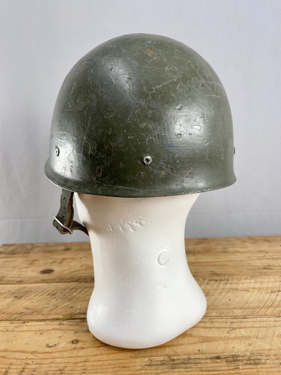 Ruotsin armeijan M37/65 teräskypärä, SA-leukahihnalla, ylijäämä