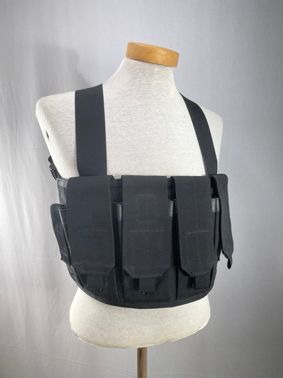 Blackhawk 6-taskuinen chest rig, musta, käytetty