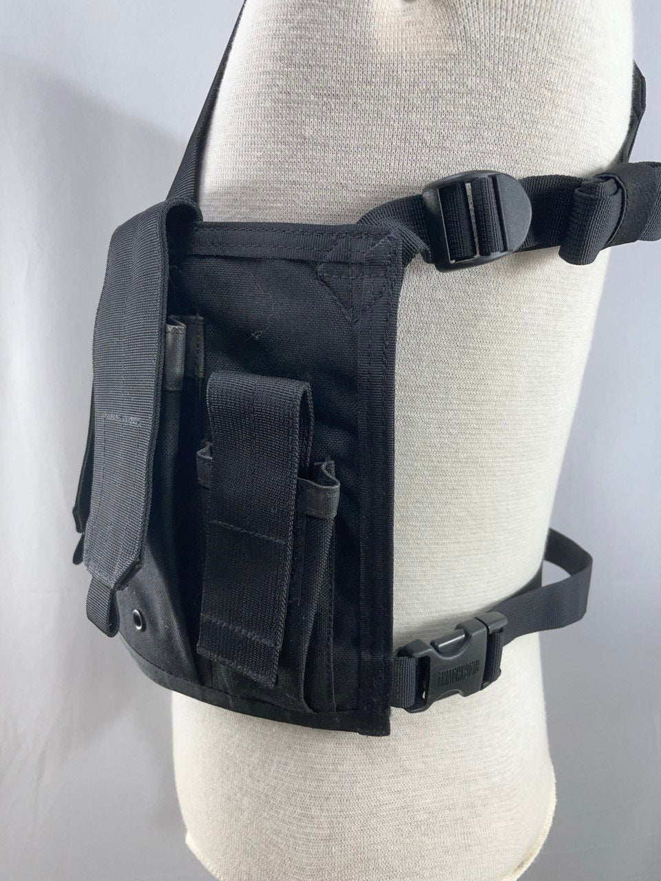 Blackhawk 6-taskuinen chest rig, musta, käytetty