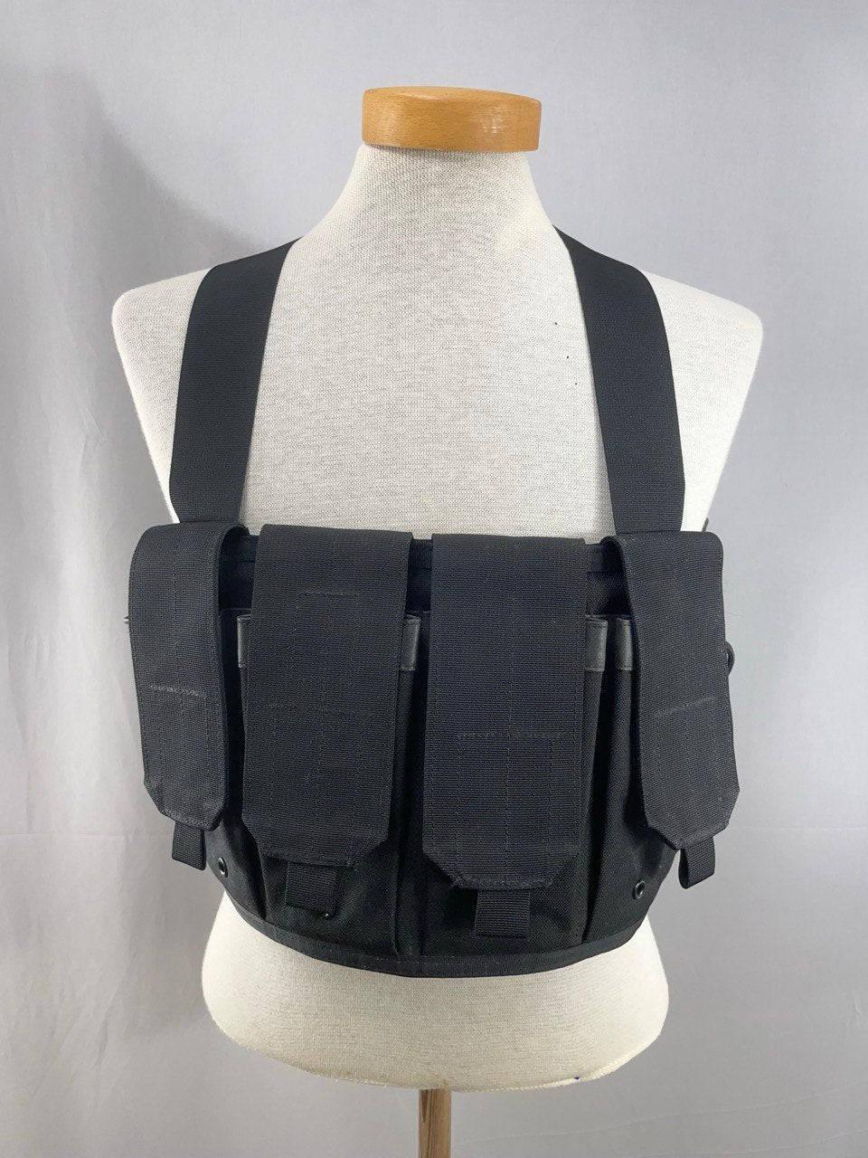 Blackhawk 6-taskuinen chest rig, musta, käytetty