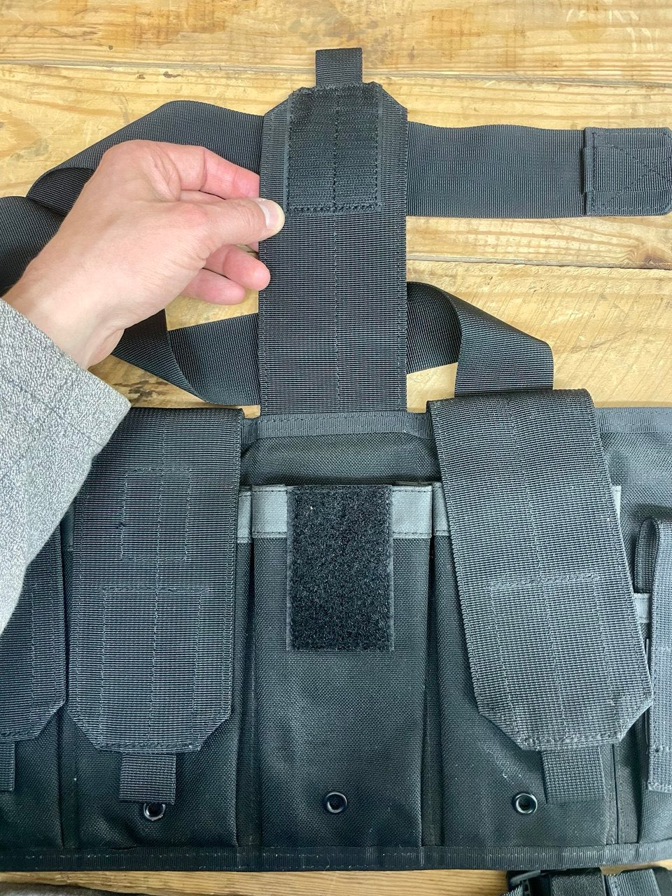 Blackhawk 6-taskuinen chest rig, musta, käytetty