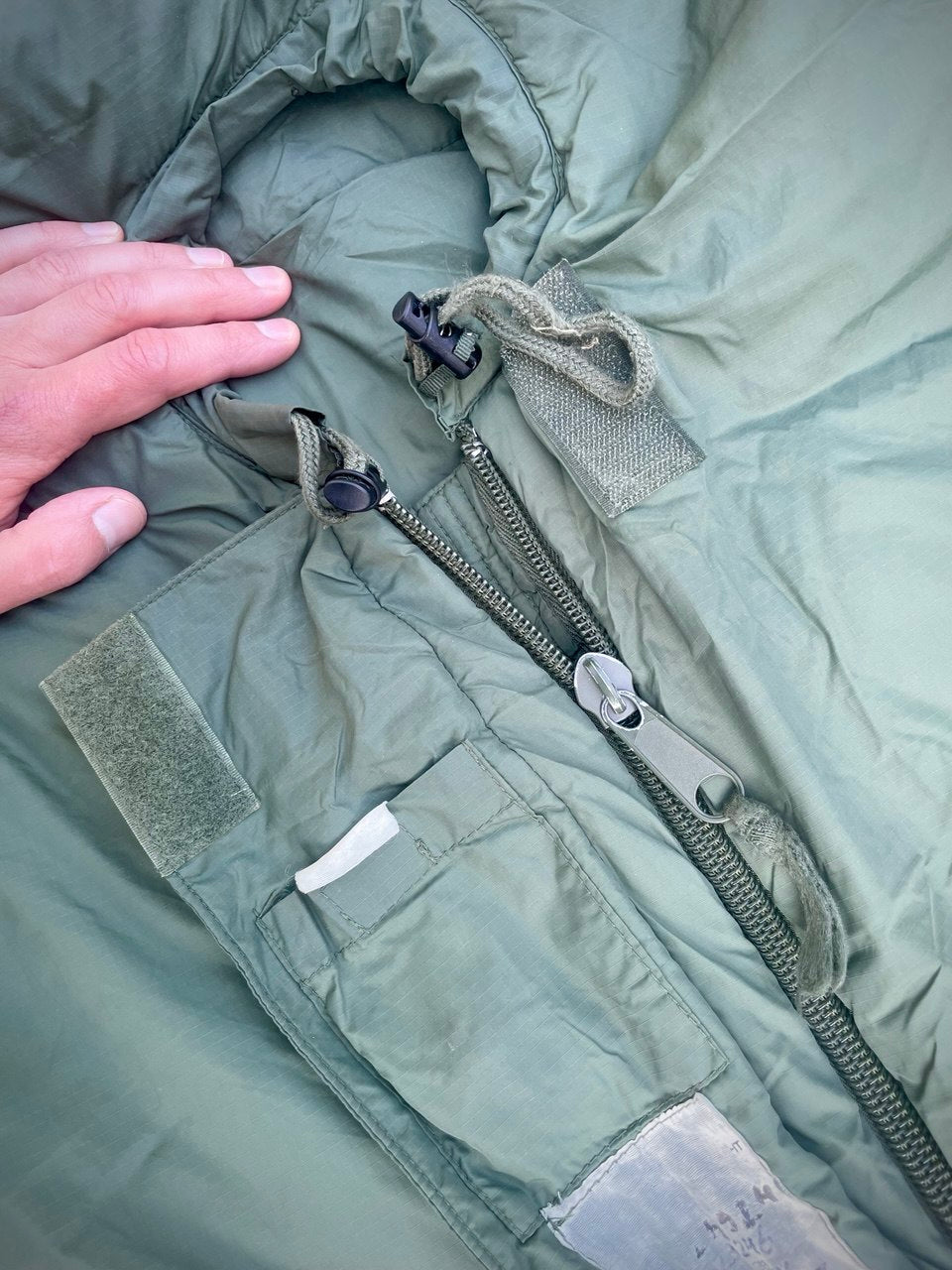 Brittiarmeijan modulaarinen kolmen vuodenajan makuupussi, "Defence 4", ylijäämä