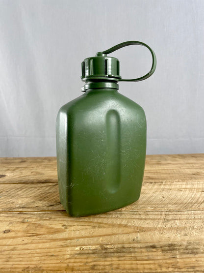 Suomen armeijan muovinen kenttäpullo, 1 l, tornilogolla, ylijäämä