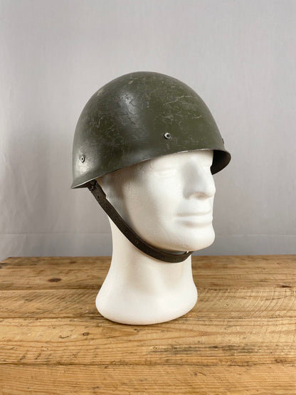 Ruotsin armeijan M37/65 teräskypärä, SA-leukahihnalla, ylijäämä