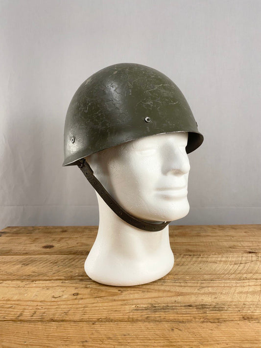 Ruotsin armeijan M37/65 teräskypärä, SA-leukahihnalla, ylijäämä