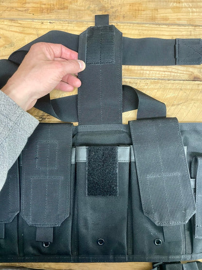 Blackhawk 6-taskuinen chest rig, musta, käytetty