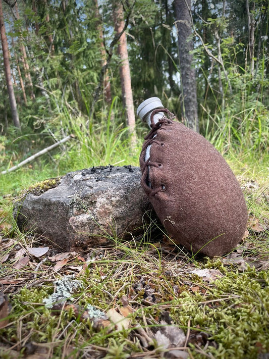 Bulgarian armeijan kenttäpullo sarkapäällisellä, ylijäämä