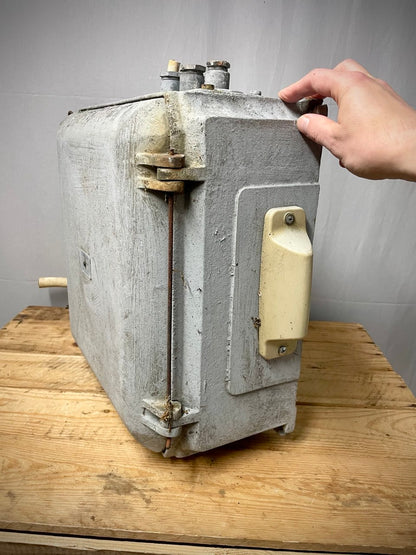 Post-apokalyptinen vintage-sähkökaappi, käytetty