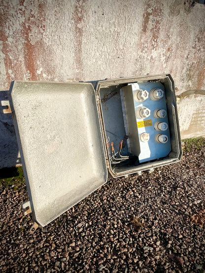 Post-apokalyptinen vintage-sähkökaappi, käytetty