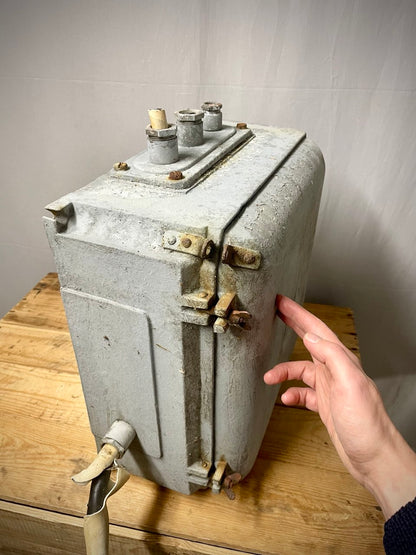 Post-apokalyptinen vintage-sähkökaappi, käytetty