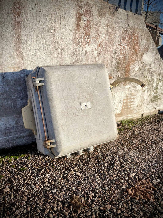 Post-apokalyptinen vintage-sähkökaappi, käytetty