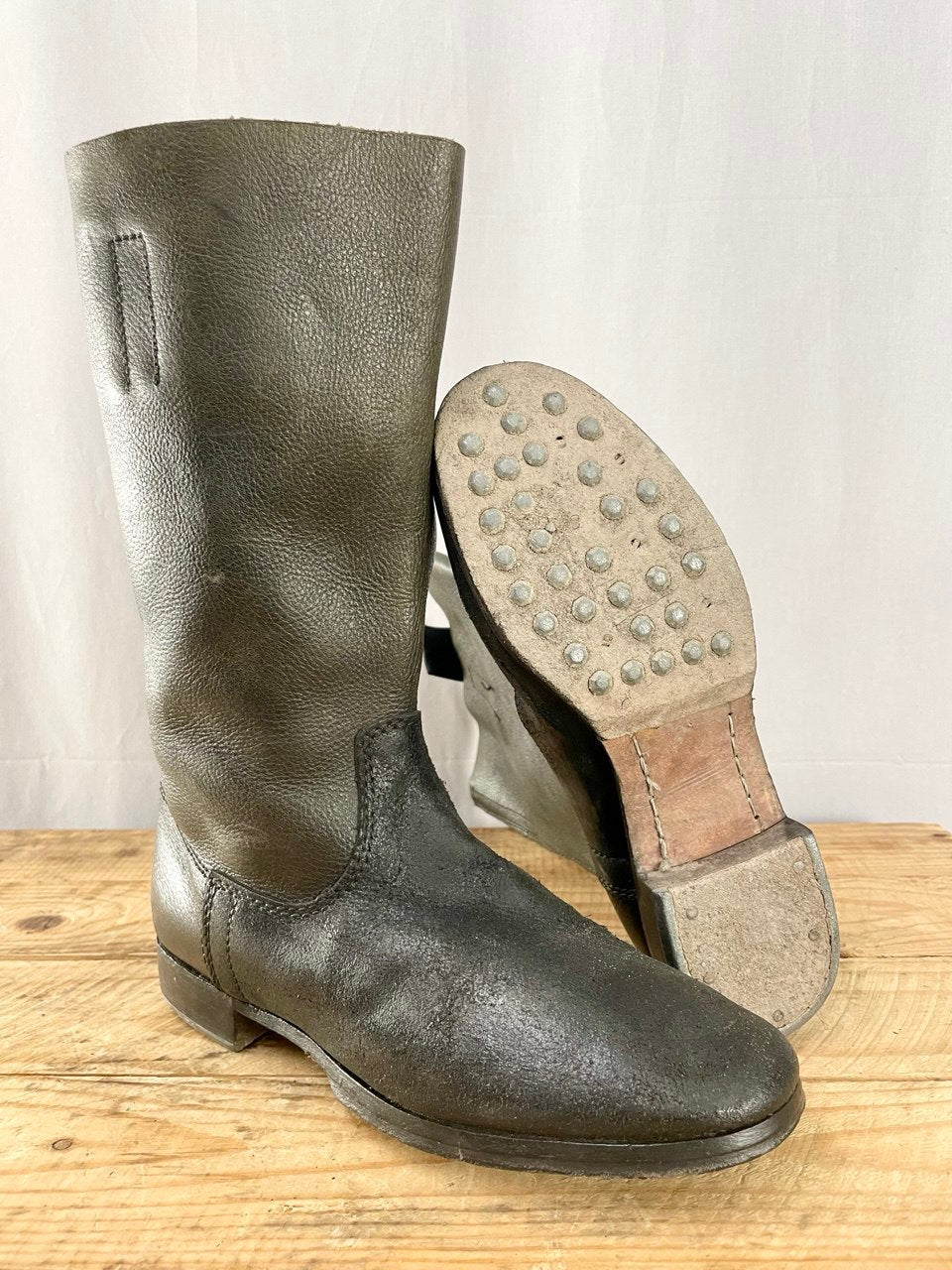 Saksan armeijan nahkasaappaat nastoilla, reproduktio, koko 42, käytetyt