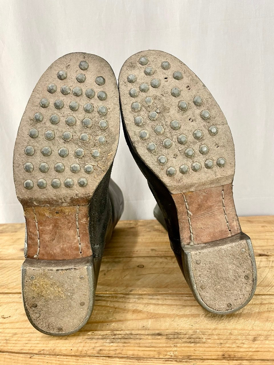 Saksan armeijan nahkasaappaat nastoilla, reproduktio, koko 42, käytetyt