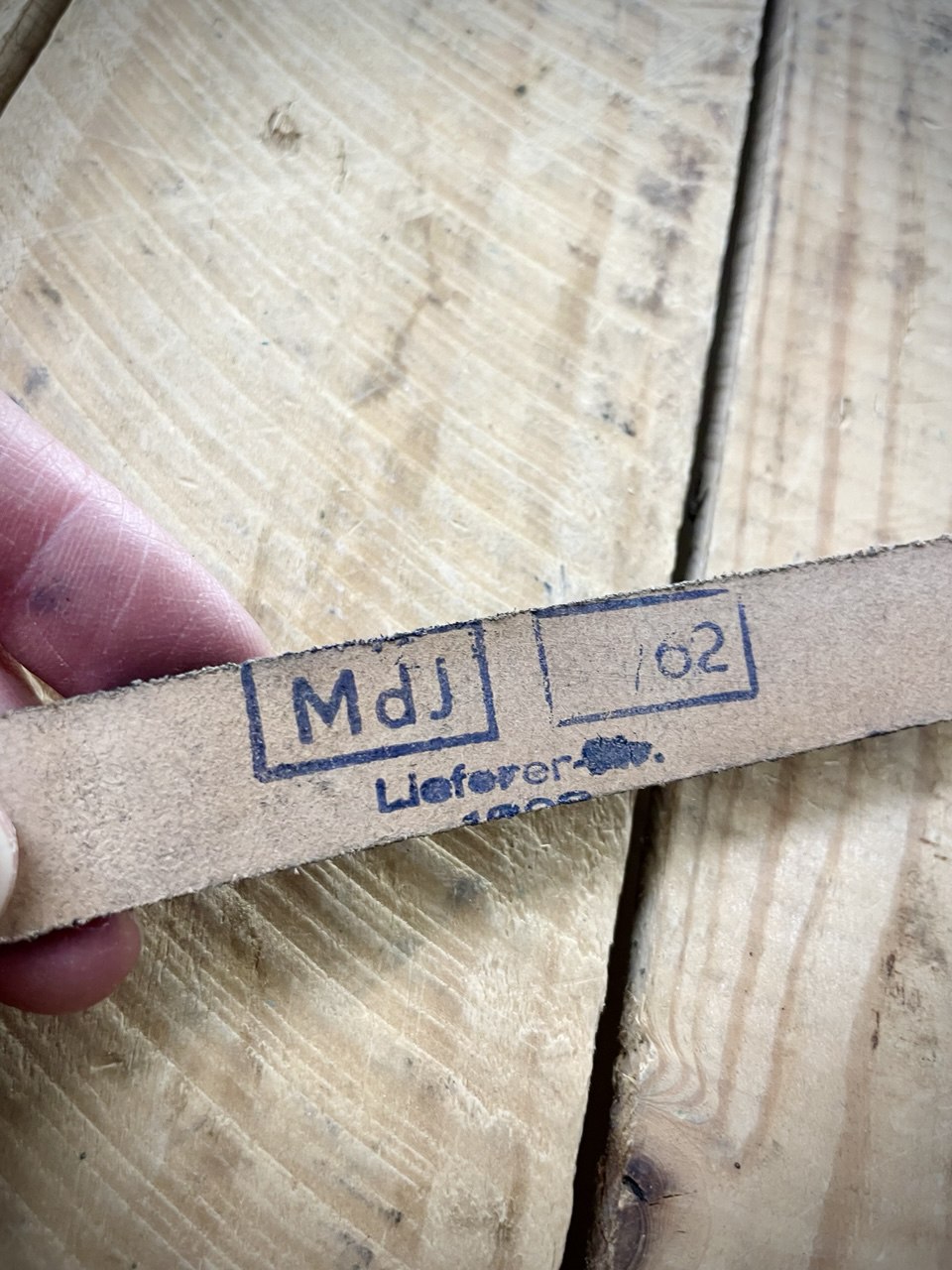 Itä-Saksan armeijan irtohihna, musta, ylijäämä