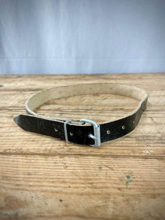 Itä-Saksan armeijan irtohihna, musta, ylijäämä