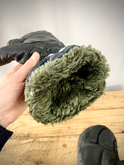 Sveitsin armeijan topparukkaset liipaisinsormella, ylijäämä