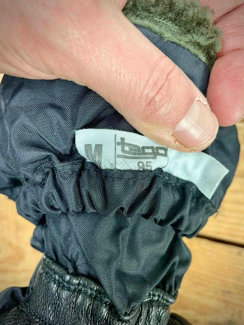 Sveitsin armeijan topparukkaset liipaisinsormella, ylijäämä