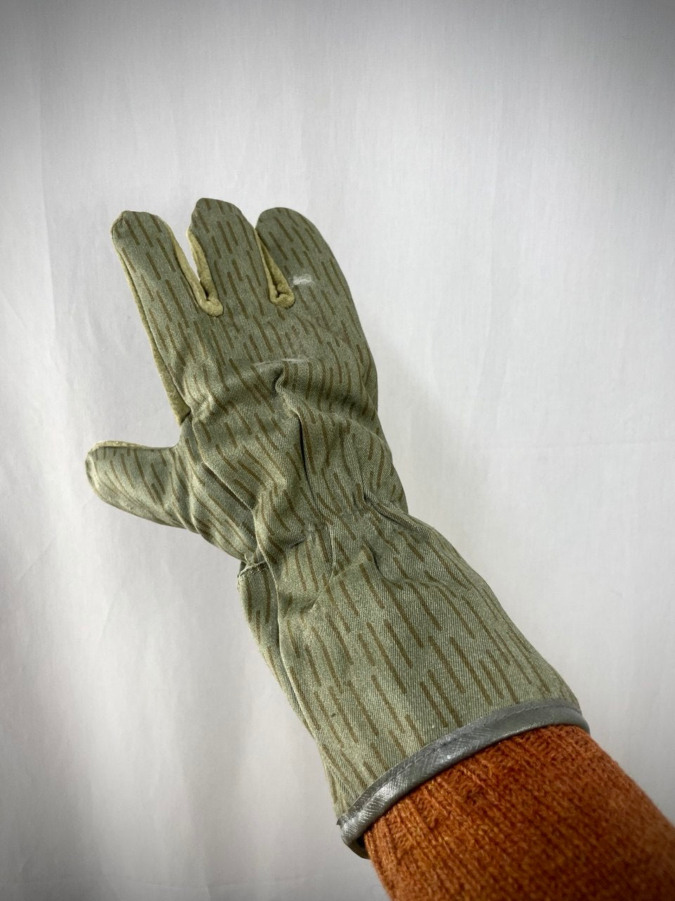 Itä-Saksan armeijan puuhakäsineet, ikävät, ylijäämä