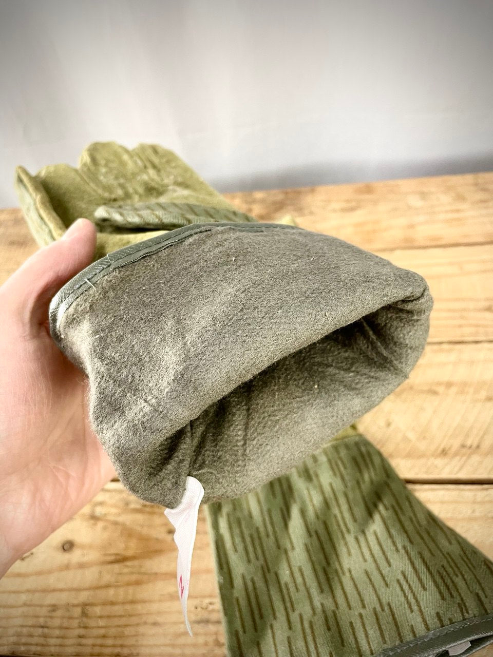 Itä-Saksan armeijan puuhakäsineet, ikävät, ylijäämä