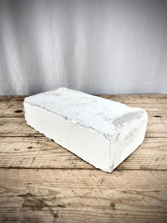 Kouvostoliittolainen betoniharkko, masentavan värinen, käytetty