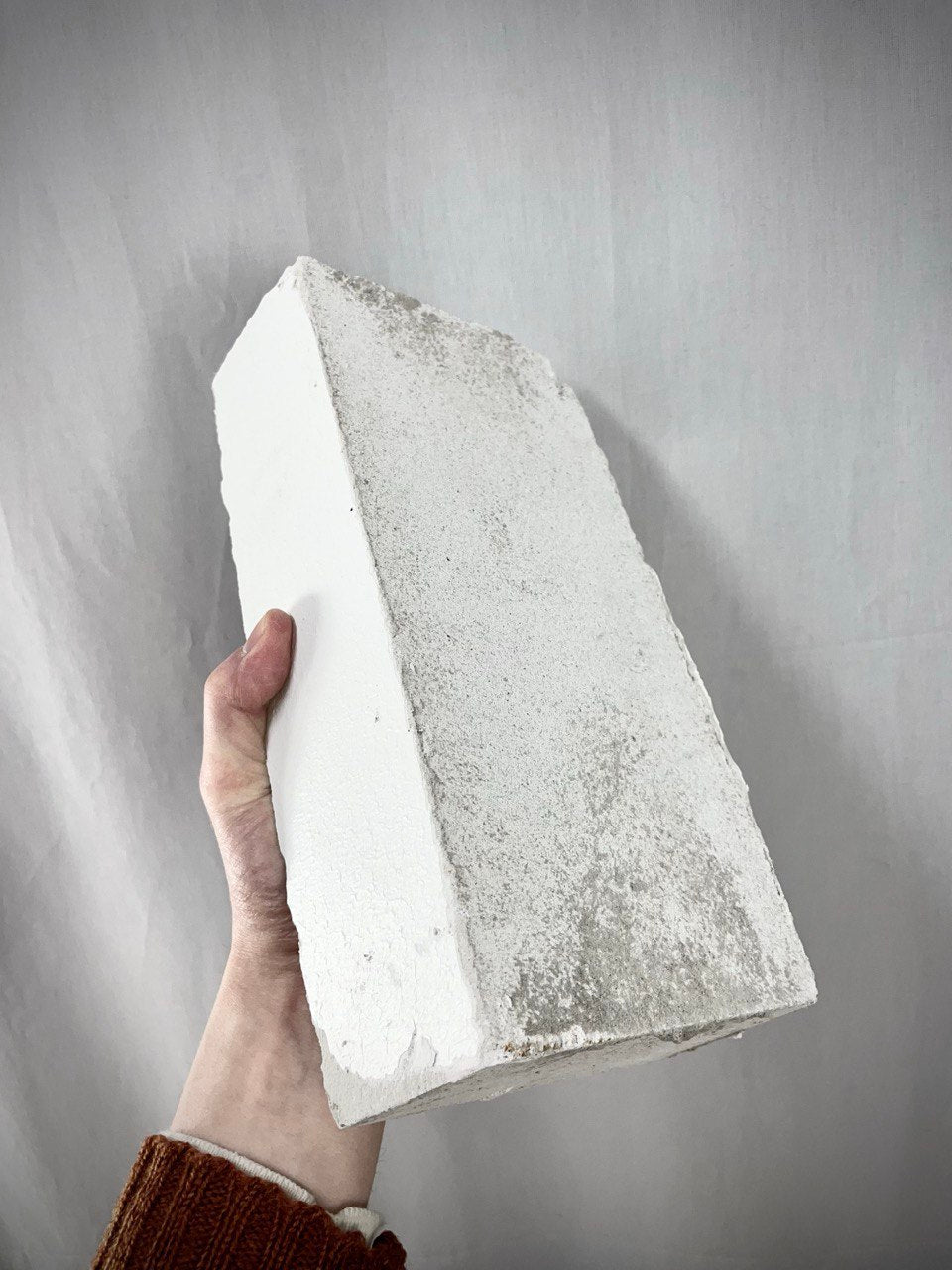 Kouvostoliittolainen betoniharkko, masentavan värinen, käytetty