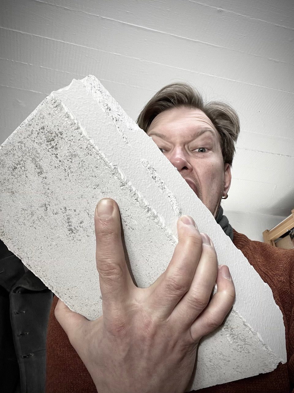 Kouvostoliittolainen betoniharkko, masentavan värinen, käytetty