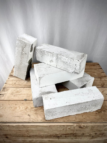 Kouvostoliittolainen betoniharkko, masentavan värinen, käytetty