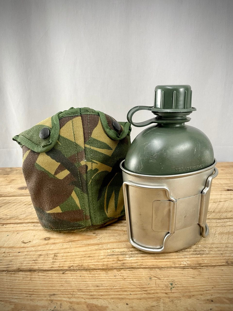 Hollannin armeijan kenttäpullo kupilla ja taskulla, ylijäämä