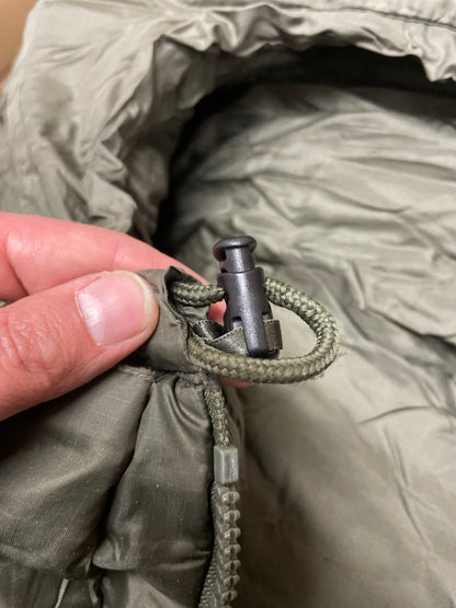 Hollannin armeijan modulaarinen kolmen vuodenajan makuupussi, "Defence 4", ylijäämä