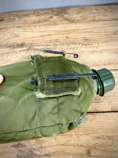 Jenkkiarmeijan mallinen 1 qt kenttäpullo ALICE-taskulla, ylijäämä