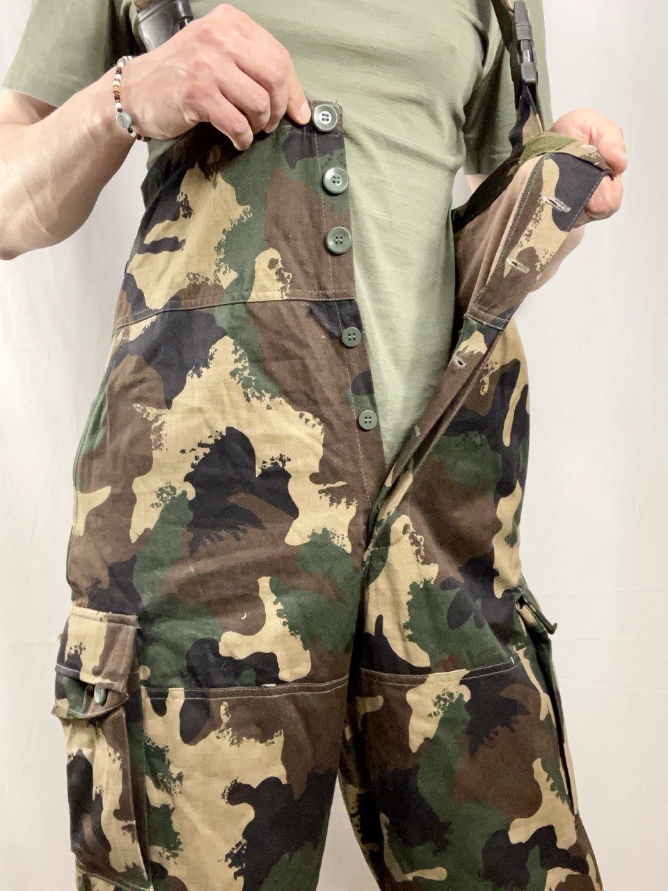 Unkarin armeijan M90 maastohousut henkseleillä, ylijäämä