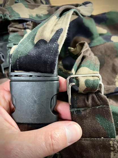 Unkarin armeijan M90 maastohousut henkseleillä, ylijäämä