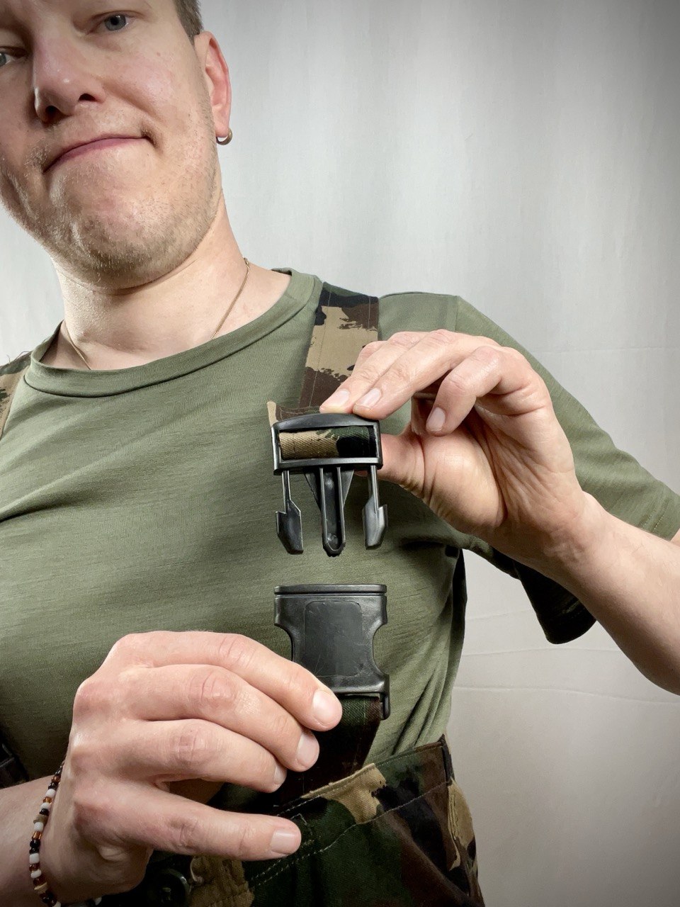 Unkarin armeijan M90 maastohousut henkseleillä, ylijäämä