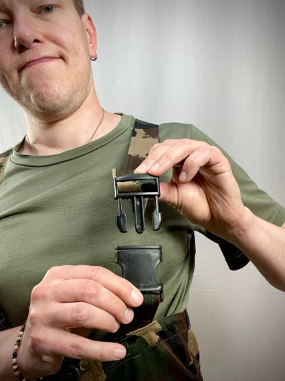 Unkarin armeijan M90 maastohousut henkseleillä, ylijäämä